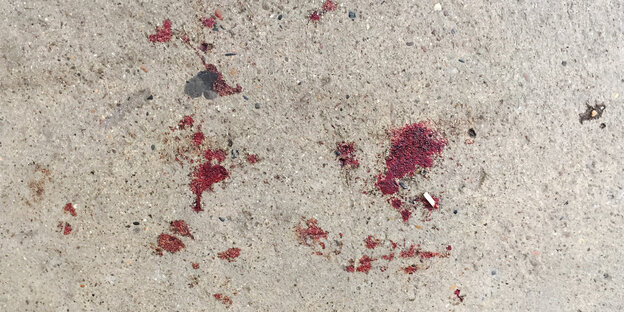 Blutspuren sind auf dem Boden in einem überdachten Durchgang in Bremen zu erkennen