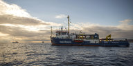 Das Rettungsschiff Seawatch ist im Mittelmeer zu sehen