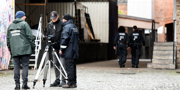 Polizei untersucht den Tatort in Bremen, wo der AfD-Politiker Frank Magnitz angegriffen wurde.