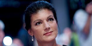 Sahra Wagenknecht im Portrait. Sie schaut nach oben