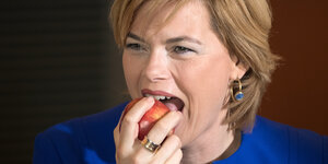 Bundeslandwirtschaftsministerin Julia Klöckner beißt in einen Apfel. Das ist gesund.
