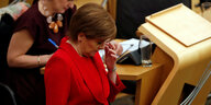 Schottlands Regierungschefin Nicola Sturgeon kratz sich an der Stirn. Sie hält gleich eine Rede im Parlament.