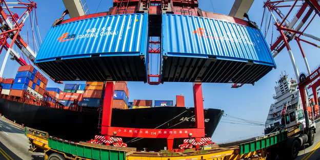 Zwei Container werden im Hafen von Shanghai verladen