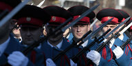 Blau Uniformierte Männer bei einer 'Militärparade in Banja Luka