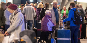 Passagiere warten in einem Flughafen