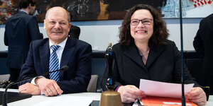 Olaf Scholz und SPD-Fraktionschefin Andrea Nahles sitzen nebeneinander und lächeln