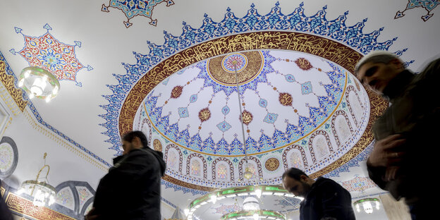 Gläubige in der Berliner Mevlana-Moschee