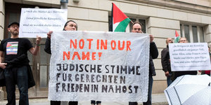 Demonstranten halten am 07.12.2015 ein Transparent mit der Aufschrift "Not in our Name! Jüdische Stimme für Frieden in Nahost".