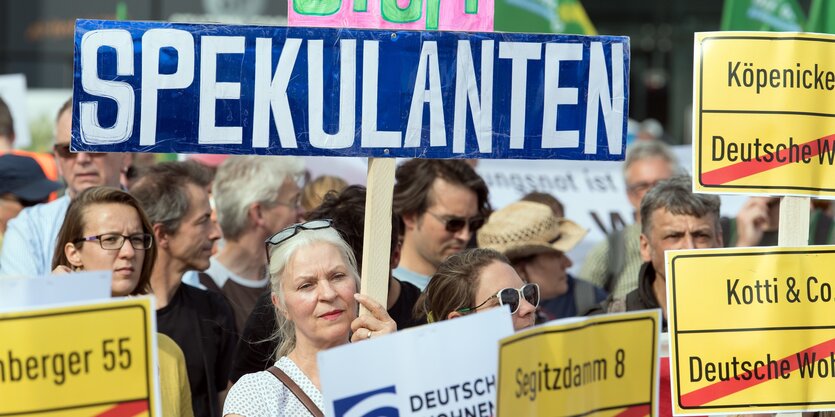 Teilnehmer einer Kundgebung demonstrieren unter dem Motto «Zusammen gegen #Mietenwahnsinn» mit einem Transparent „Stopt Spekulanten“