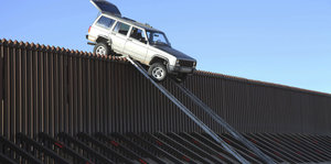 Ein Jeep hängt an der Mauer an der US-mexikanischen Grenzmauer fest