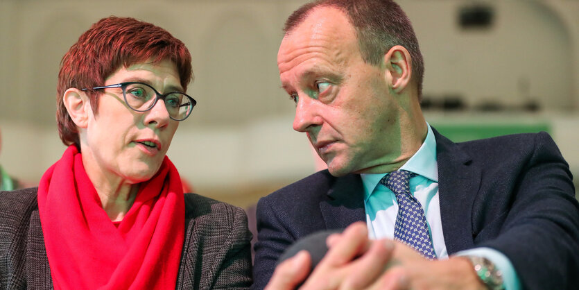 Annegret Kramp-Karrenbauer ist im Gespräch mit Friedrich Merz