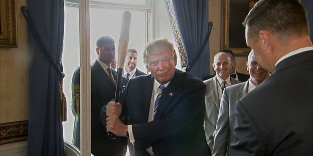 Donald Trump mit einem Baseballschläger