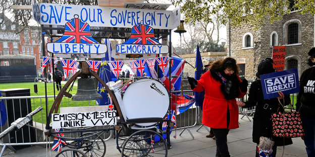 Brexit-Befürworterinnen stehen in London am Straßenrand