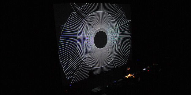 Eine kreisförmige Projektion auf einer dunklen Bühne