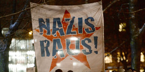 Auf einem Transparent steht Nazis Raus!