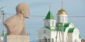 Lenin-Denkmal vor einer Kirche