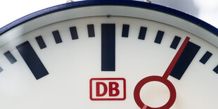 5 nach 12 auf einer Bahnhofsuhr