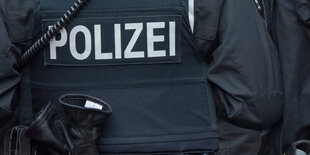 "Polizei" steht auf einem Rücken