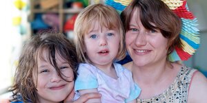 Eine Frau mit zwei Kindern Eine Frau mit zwei Kindern