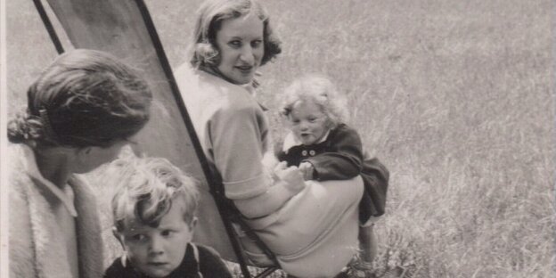 ein Schwarz-weiß-Foto zeigt zwei Frauen mit je einem Kind ein Schwarz-weiß-Foto zeigt zwei Frauen mit je einem Kind