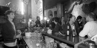 Viele Leute sitzen in der schwulen Bar Hafen in Berlin