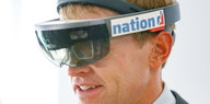 Daniel Günther mit einer Virtual-Reality-Brille