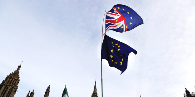 Eine EU-Flagge und eine halbe britische und halbe EU-Flagge sind vor dem parlament in London gehisst