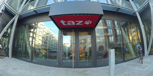 "taz" steht über dem Eingang des Redaktionsgebäudes der "taz" an der Friedrichstraße