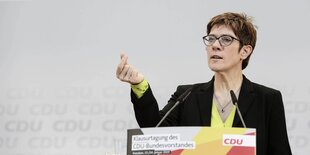 Annegret Kramp-Karrenbauer hinter einem Rednerpult