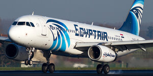 Ein flugzeug der Fluggesellschaft Egyptair.