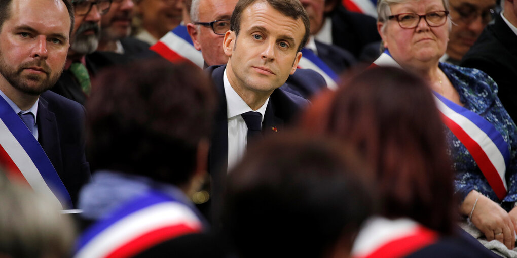 Der französischje Präsident Emmanuel macron bei einem Treffen mit Bürgermeistern in der Normandie