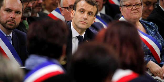 Der französischje Präsident Emmanuel macron bei einem Treffen mit Bürgermeistern in der Normandie