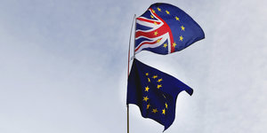 Eine britische und eine europäische Flagge wehen im Wind