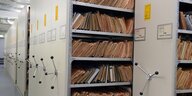 Akten über Akten stapeln sich in Regalen in den Räumen der Stasi-Unterlagenbehörde in Berlin
