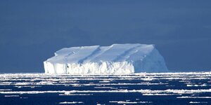 Ein Eisberg an der Antarktis
