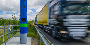 Eine Kontrollstelle zur Erfassung der Maut für LKW steht an einer Bundesstraße