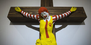 Die Skulptur „McJesus“ des finnischen Künstlers Jani Leinonen in der „Sacred Goods“-Ausstellung in Haifa, Israel