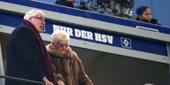 Unternehmer Klaus-Michael Kühne und seine Frau Christine verfolgen 2015 im Volksparkstadion ein Spiel.