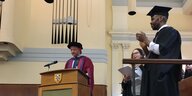 Ein Mann mit Talar und Hut bei einer Abschlusszeremonie am College