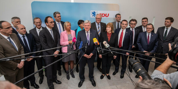 Gruppenfoto bei der Vorstellung der neuen CDU-Minister und -Staatssekretäre in Hessen