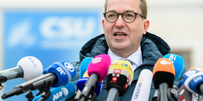 Alexander Dobrindt spricht in Mikrofone rein