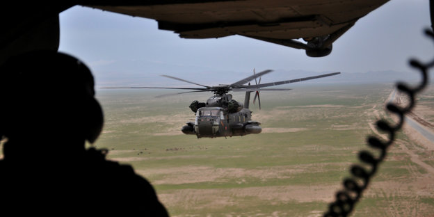 Ein deutscher Soldat in Afghanistan in einem Hubschrauber, im Hintergrund sieht man einen zweiten Hubschrauber