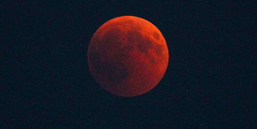 Blutmond am 21. Januar: Der Erdschatten schiebt sich über den rötlichen Vollmond.