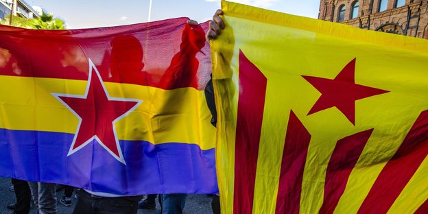 Demonstration mit katalonischen Fahnen