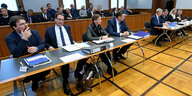 Politiker sitzen vor Verfahrensbeginn in einem Gerichtssaal im Staatsgerichtshof in Bückeburg.