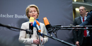 Ursula von der Leyen beantwortet Fragen von Reportern