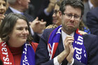 Zwei britische Abgeordnete tragen EU-UK-Schals und weinen, weil sie jetzt bald das Europäische Parlament verlassen müssen