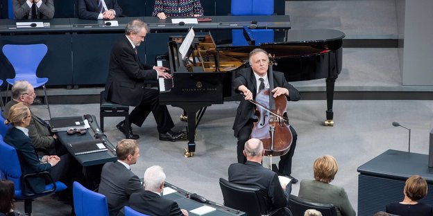 Ein Pianist und ein Cellist im Bundestag