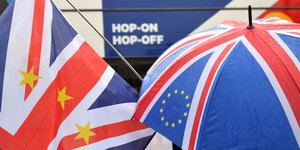 Eine Fahne und ein Regenschirm mit EU-Sternchen auf der britischen Fahne