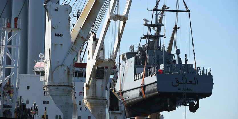 Ein Boot wird von einem Kran in die Luft gehoben